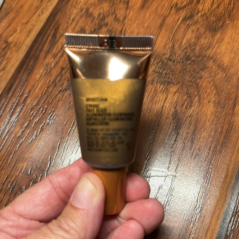 MAC Strobe face glaze illuminator n Bronzeiour. New in box