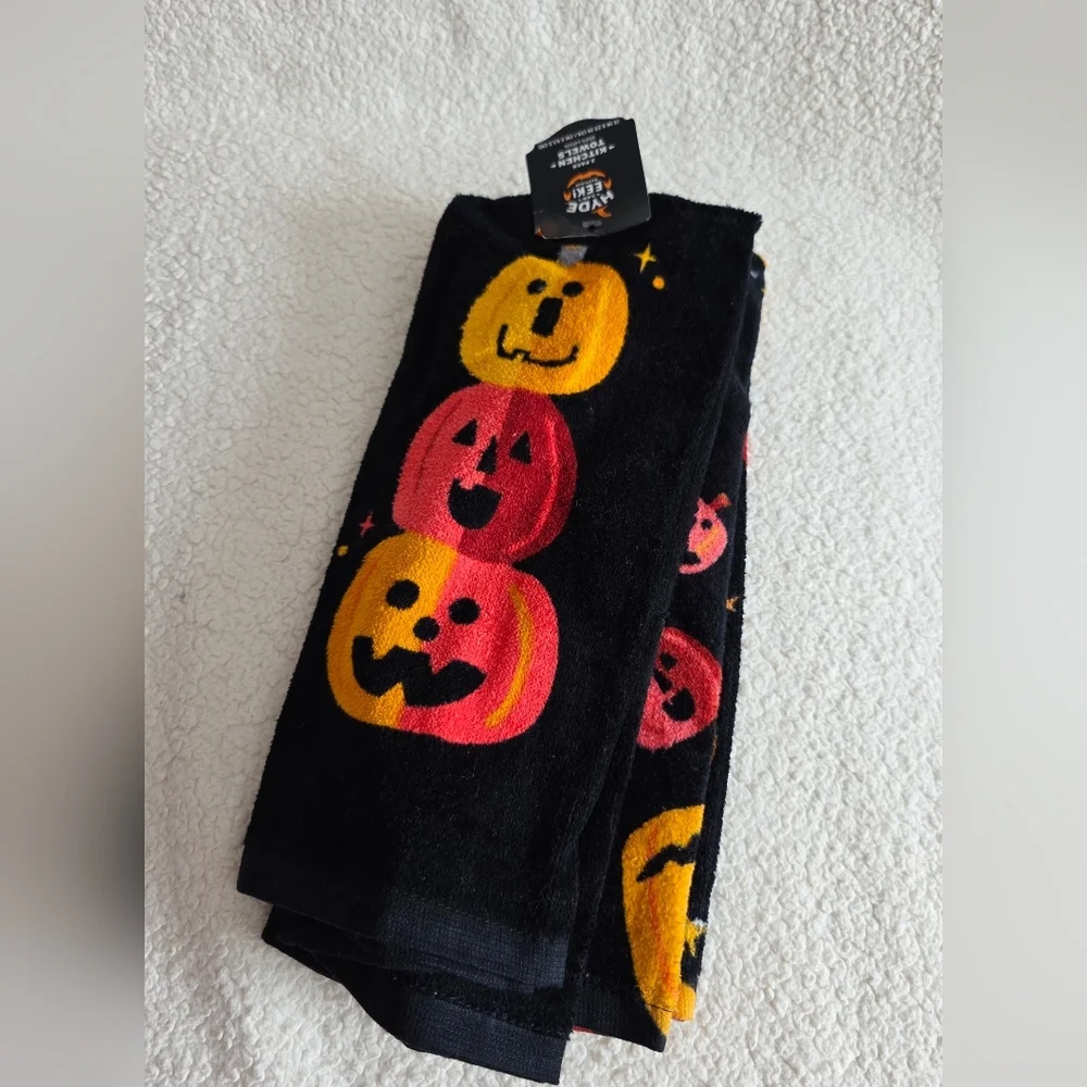 New Set 2 Black w 3 Stacked Orange Red Pumpkins Hand Towels Halloween Hyde & EEK