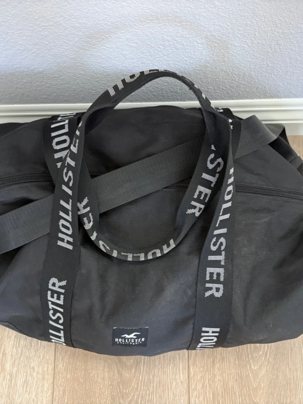 Hollister Lightweight Gym Duffle Bag Spellout Strap Black Nylon
