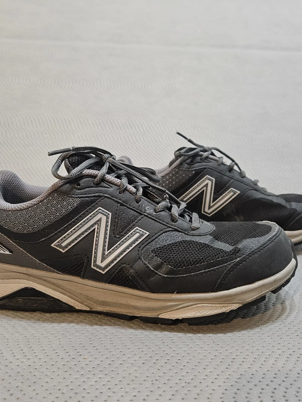 New Balance Men’s 7.5 Women 9  1540v3 Castlerock Black