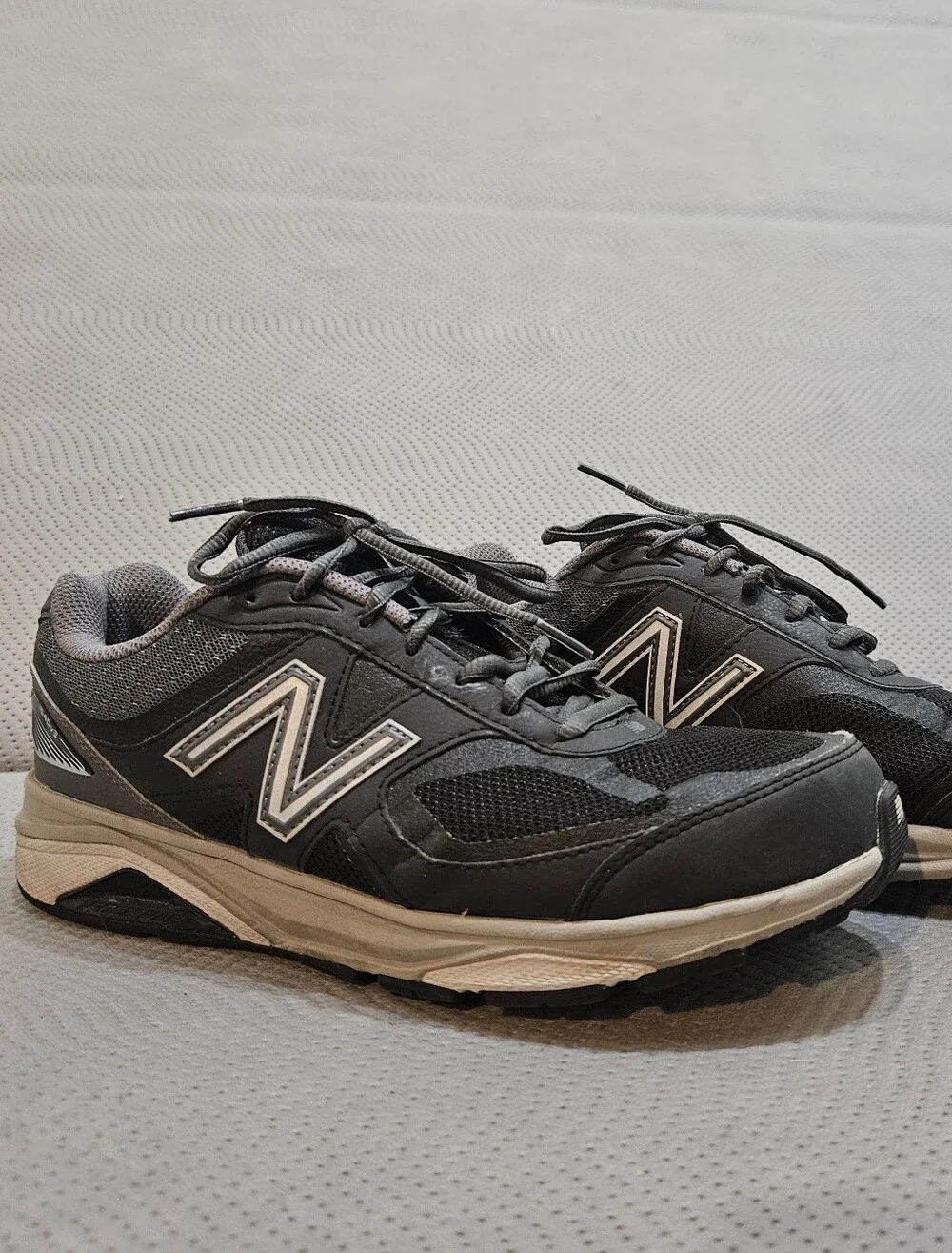 New Balance Men’s 7.5 Women 9  1540v3 Castlerock Black