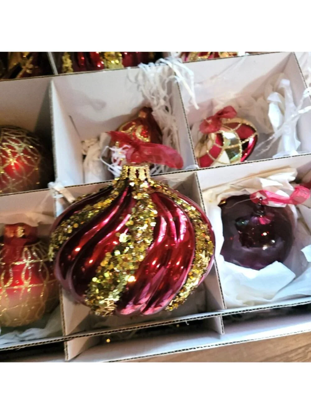 Frontgate Christmas Ornament 19 Pc Burgundy Gold Glass Glitter Bauble