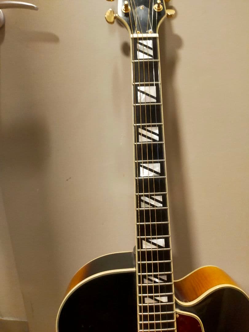 Walker Pick Guitar Sunburst (Weekend Price)
